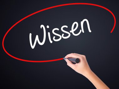 T üzerinden bir marker ile kadın el yazma Wissen (Almanca Know)