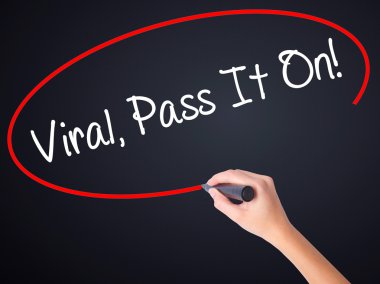 Kadın el yazma Viral, geçir! bir marker ile TV üzerinde