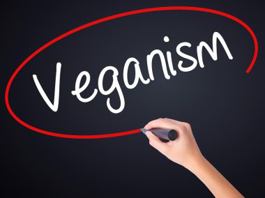 Kadın el yazma Veganism şeffaf kartı bir marker ile