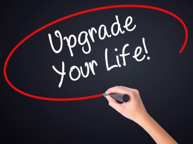 Kadın el yazma yükseltme senin hayatın! bir marker ile TV üzerinde