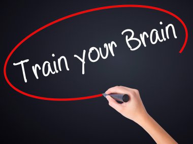 Kadın el yazma tren transpare üzerinde bir marker ile beyin