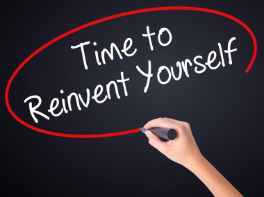 Kadın el yazma zamanı yeniden icat kendinize üzerinde bir marker ile 