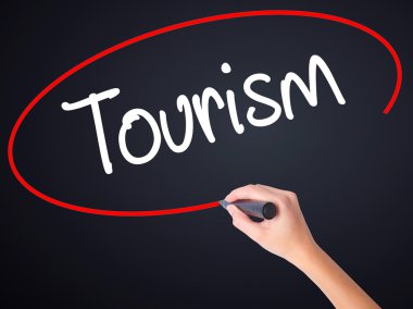 Kadın el yazma turizm şeffaf kartı bir marker ile 