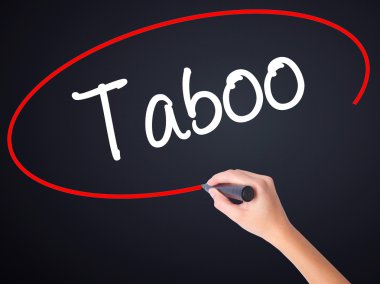 Kadın el yazma tabu bir marker şeffaf kartı ile 