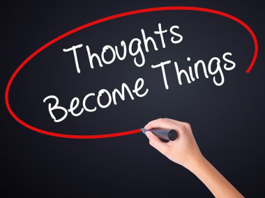 Kadın el yazma düşünceler Things tra üzerinde bir marker ile olmak