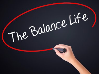 Kadın el yazma denge hayat transpare üzerinde bir marker ile