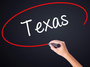 Kadın el yazma Texas şeffaf kartı bir marker ile 