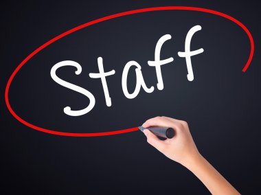 Kadın el yazma personel şeffaf kartı bir marker ile 