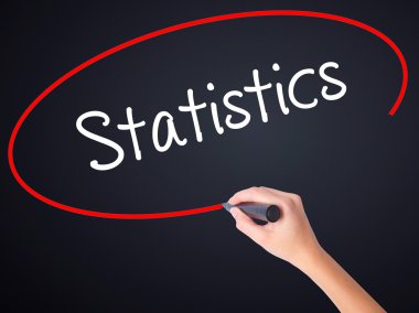 Kadın el yazma istatistikleri şeffaf boa üzerinde bir marker ile