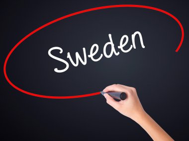 Kadın el yazma İsveç şeffaf kartı bir marker ile 