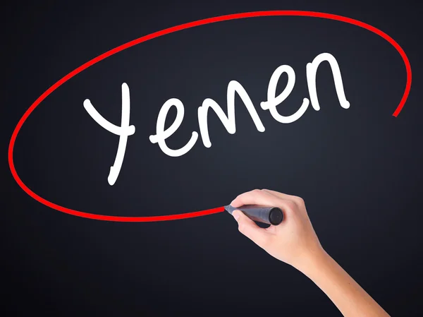 Woman Hand Writing Yemen con un marcador sobre un tablero transparente — Foto de Stock