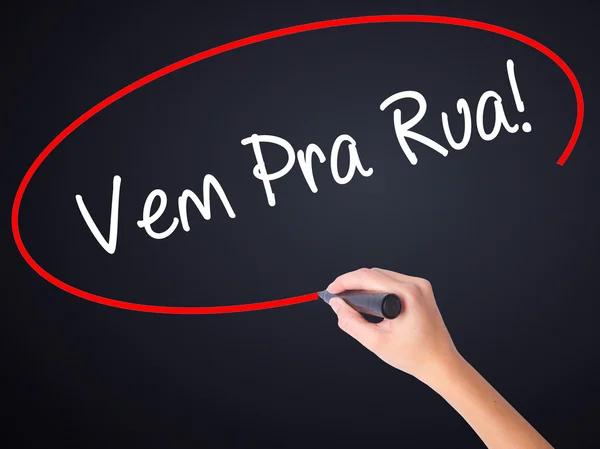 Donna mano scrittura Vem Pra Rua! Vieni in strada in portoghese) w — Foto Stock