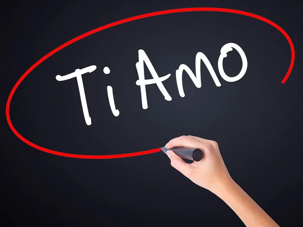 Woman Hand Writing Ti Amo (I Love You In Italian) com um marcador — Fotografia de Stock