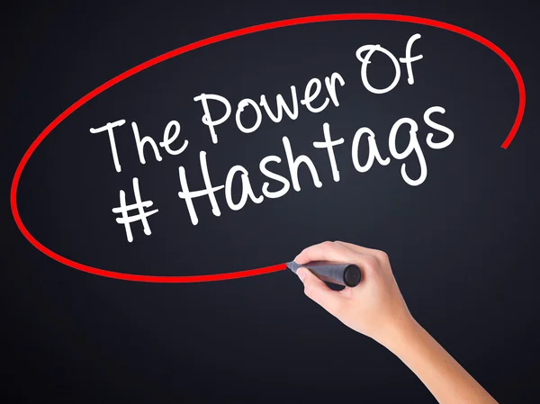 Woman Hand Writing El poder de los hashtags con un marcador sobre tran —  Fotos de Stock