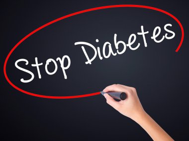 Kadın el yazma durdurmak diyabet üzerinde şeffaf bir marker ile 