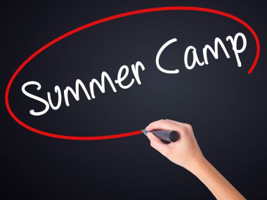 Kadın el yazma yaz kampı şeffaf bo üzerinde bir marker ile