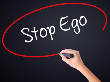 Kadın el yazma durdurmak Ego şeffaf domuz üzerinde bir marker ile