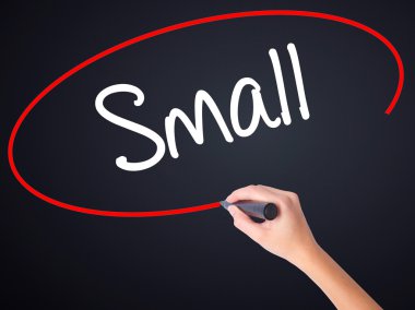 Kadın el yazma küçük bir marker şeffaf kartı ile .