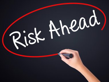 Kadın el yazma Risk devam şeffaf boa üzerinde bir marker ile