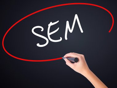 Kadın el yazma Sem (arama motoru pazarlaması) bir marker ile 