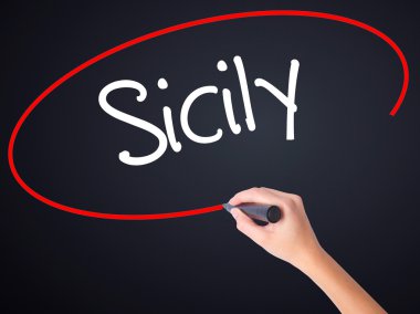 Kadın el yazma Sicilya şeffaf kartı bir marker ile 