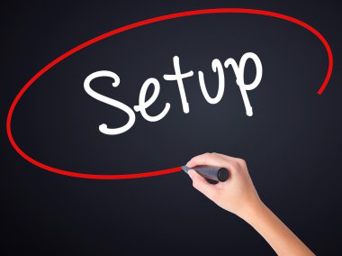 Kadın el yazma Kur bir marker şeffaf kartı ile 