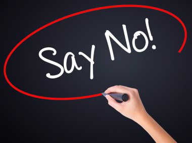 Kadın el yazma Say Hayır! bir marker ile şeffaf kartı 