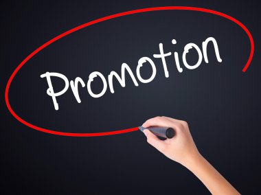 Kadın el yazma promosyon şeffaf domuz üzerinde bir marker ile