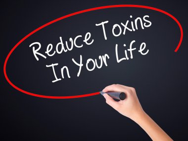 Kadın el yazma azaltın toksinler içinde Your Life üzerinde bir marker ile