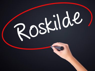 Kadın el yazma Roskilde bir marker şeffaf kartı ile