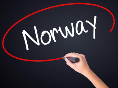 Kadın el yazma Norveç şeffaf kartı bir marker ile 