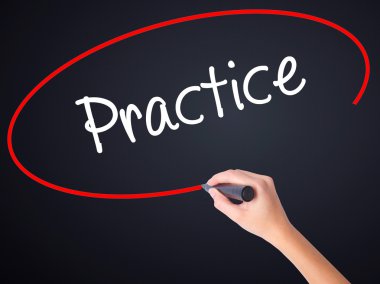 Kadın el yazma uygulama şeffaf kartı bir marker ile