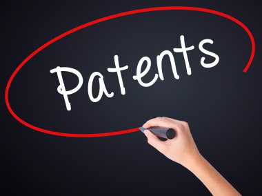 Kadın el yazma patent şeffaf kartı bir marker ile 
