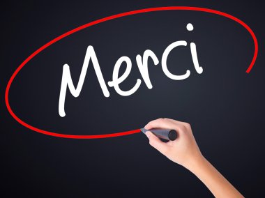 Bir işaretleyici ov ile kadın el yazılı Merci (Fransızca teşekkür ederim)