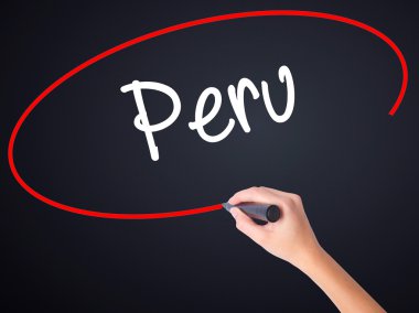 Kadın el yazma Peru bir marker şeffaf kartı ile 