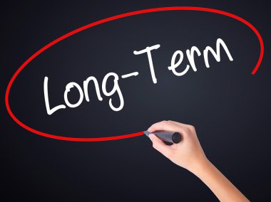 Kadın el yazma uzun vadeli şeffaf domuz üzerinde bir marker ile