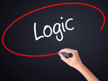 Kadın el yazma mantığı bir marker şeffaf kartı ile 