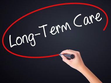 Kadın el yazma uzun vadeli bakım üzerine saydam bir marker ile