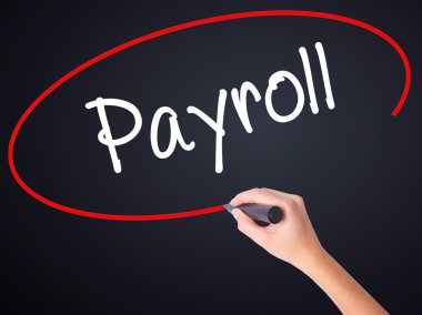 Kadın el yazma bordro şeffaf kartı bir marker ile 