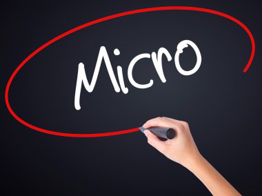 Kadın el yazma mikro bir marker şeffaf kartı ile 