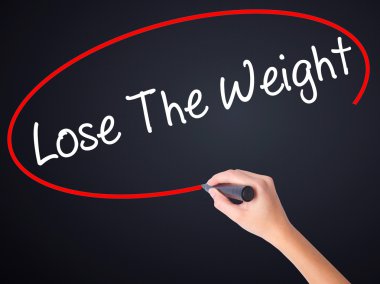 Kadın el yazma kilo kaybetmek transparen üzerinde bir marker ile