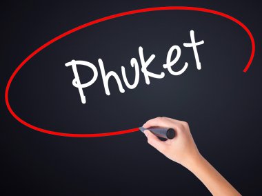 Kadın el yazma Phuket bir marker şeffaf kartı ile 