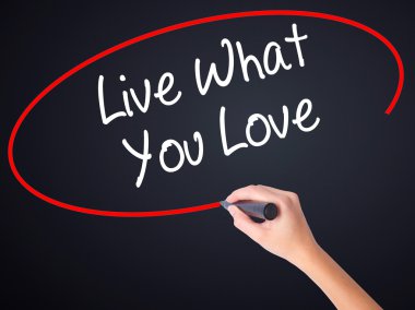 Kadın el yazma Live What You Love transp üzerinde bir marker ile