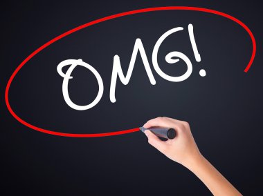 Kadın el yazma Omg (Oh My God) transparen üzerinde bir marker ile