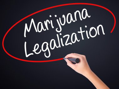 Kadın el yazma marihuana yasallaştırma tra üzerinde bir marker ile
