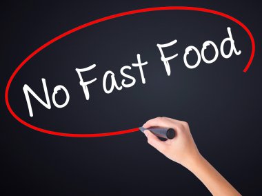 Kadın el yazma Hayır Fast Food saydam b üzerinde bir marker ile