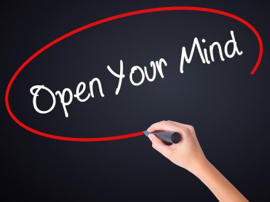 Kadın el yazma üzerine saydam bir marker ile'deki Open Your Mind