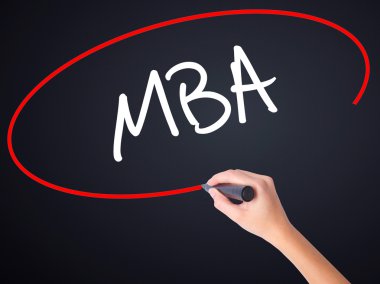 Kadın el yazma Mba şeffaf kartı bir marker ile 