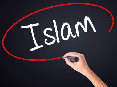 Kadın el yazma Islam şeffaf kartı bir marker ile 