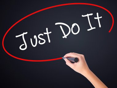 Kadın el yazma sadece Do It şeffaf boa üzerinde bir marker ile